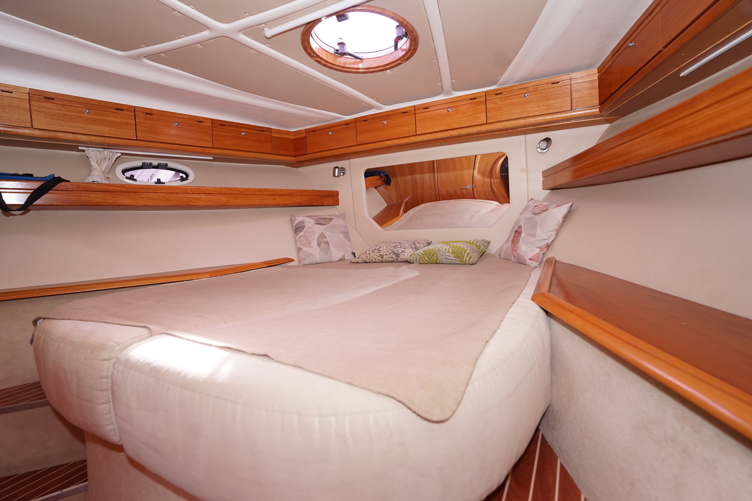 Bavaria 42 HT Sport IPS-500 - hydraulic platform