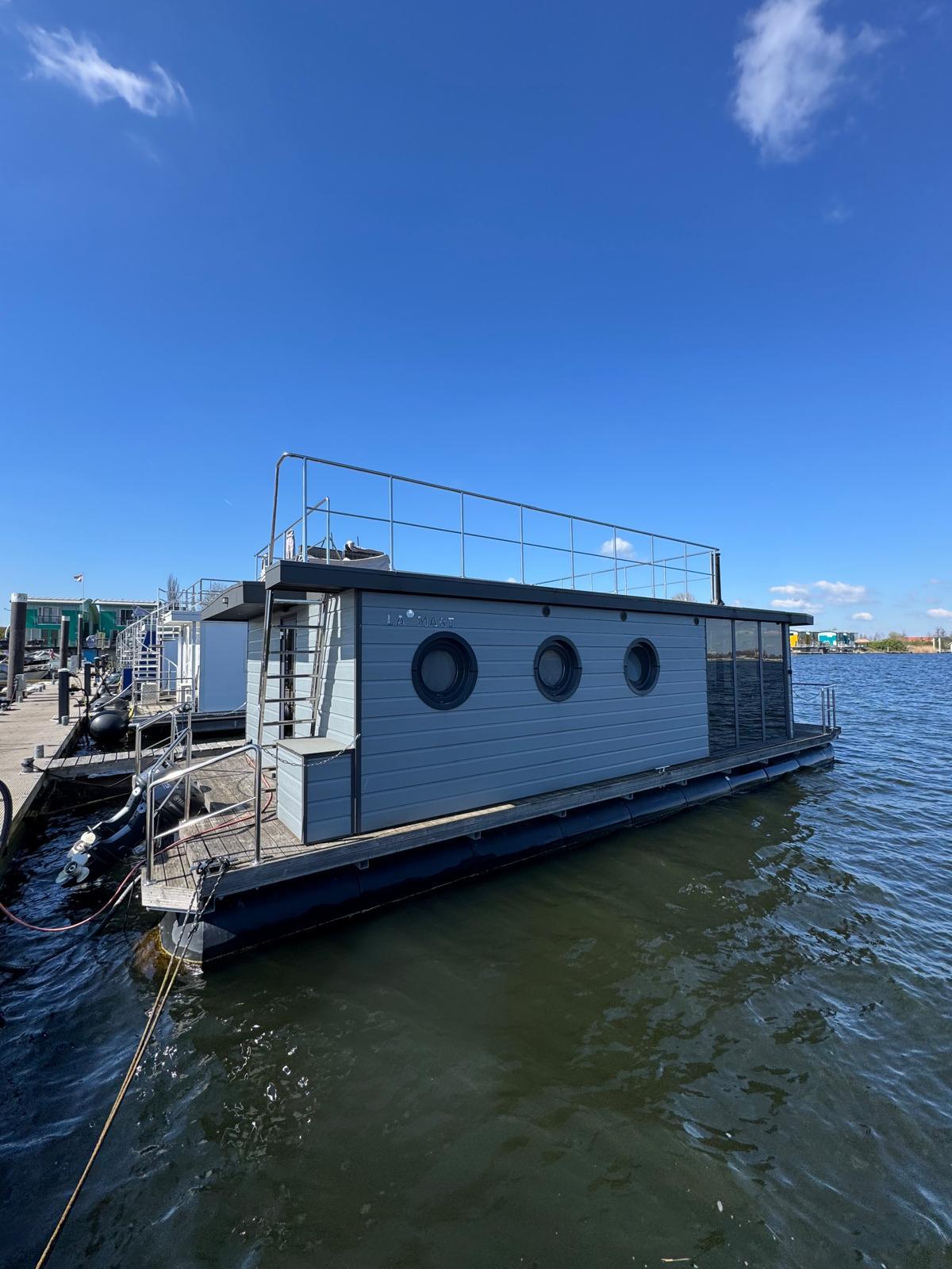 La Mare Houseboat Apartboat XL - Sauna - Hottub - Maasbommel