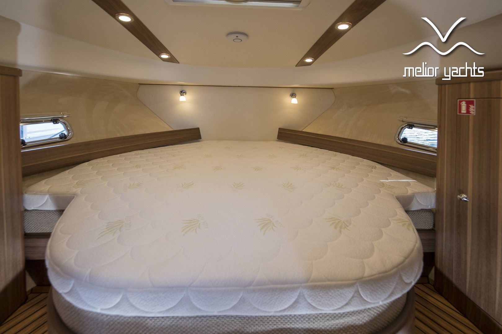 Saga 385 - Edition Walnut Interior