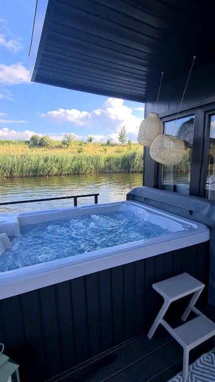 Solstar Houseboat Basic 11-4,2