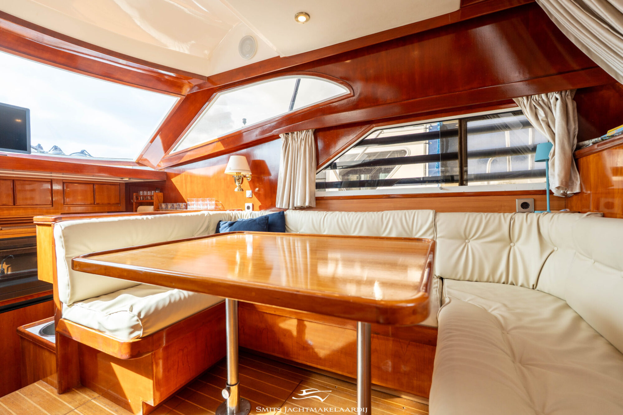 Astor 37 Flybridge