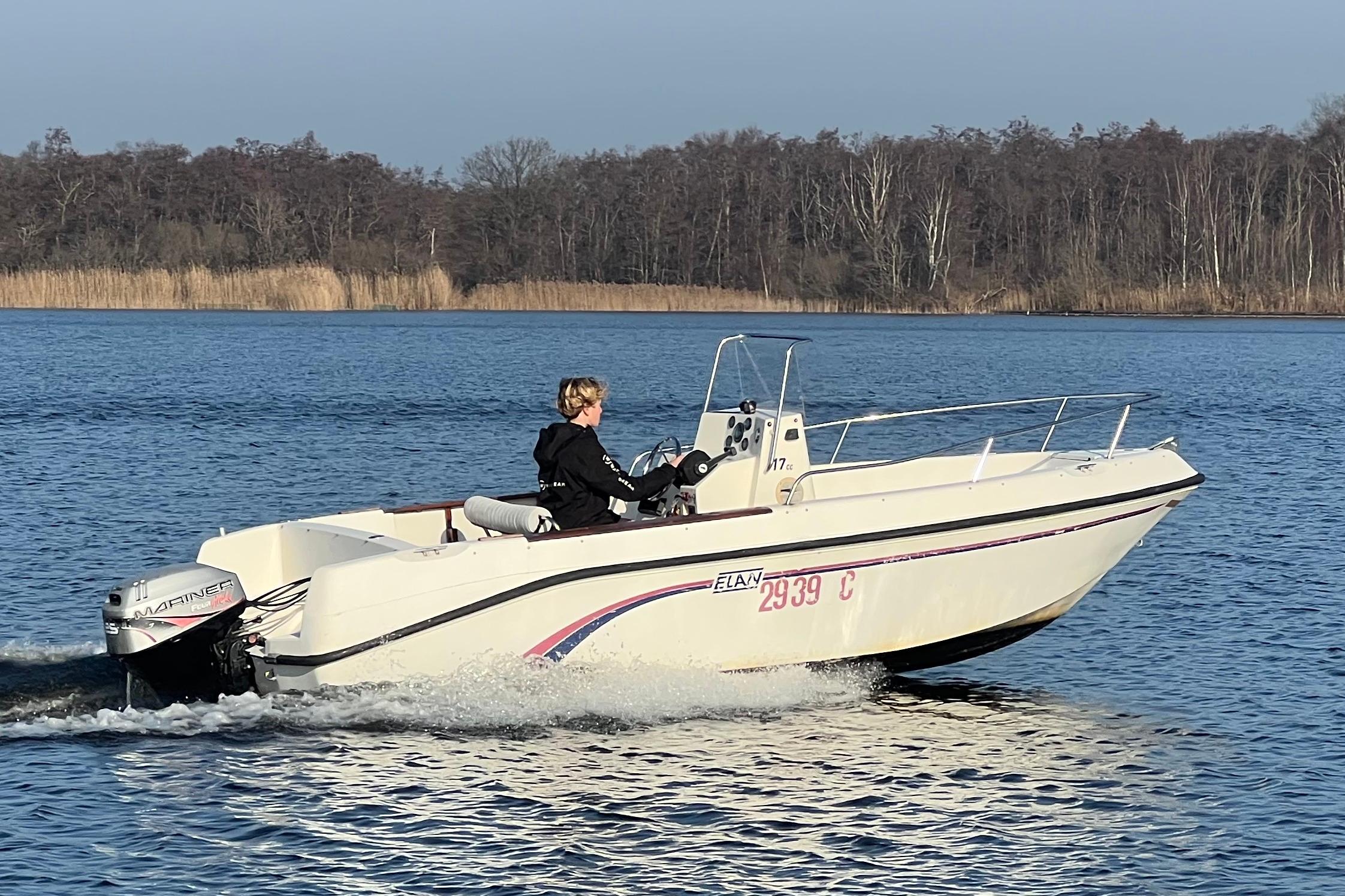 Elan 17 CC Center Consoleboot