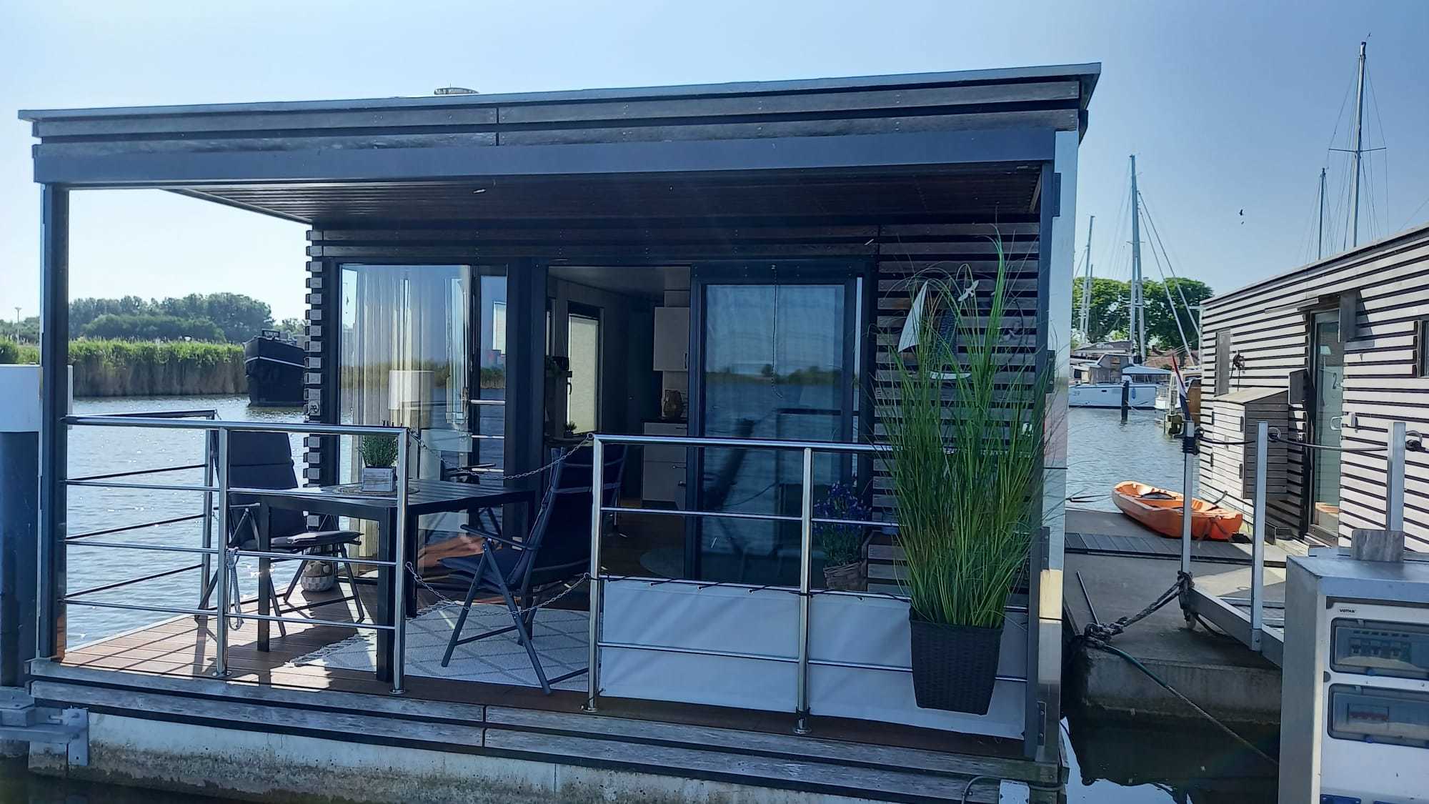 HT4 Houseboat Lelystad Ligplaats