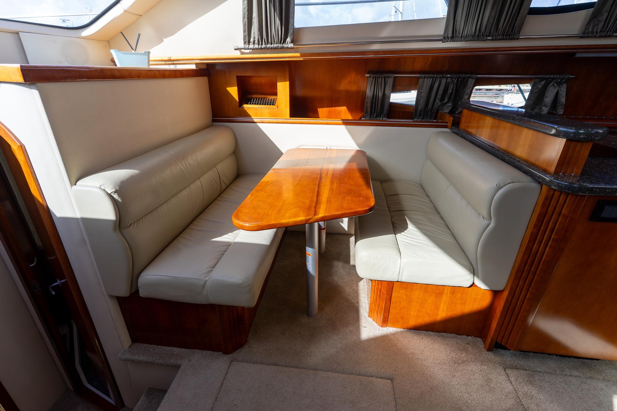 Cruisers Yachts 415 Express Motoryacht