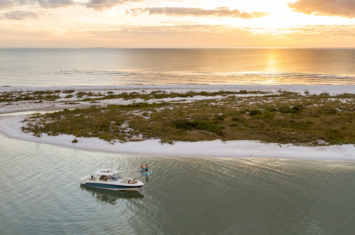 Boston Whaler 380 Realm