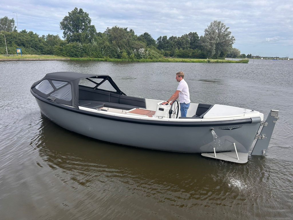 Pieterman 750 met 27 VETUS  750 diesel 