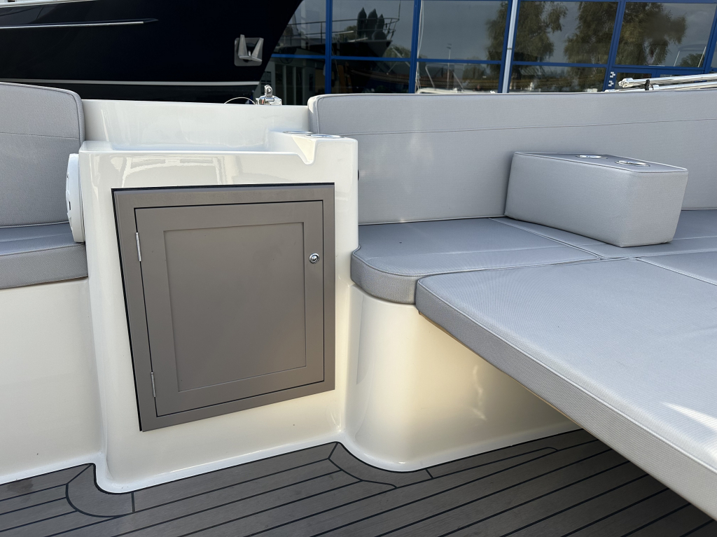 Interboat Intender 820