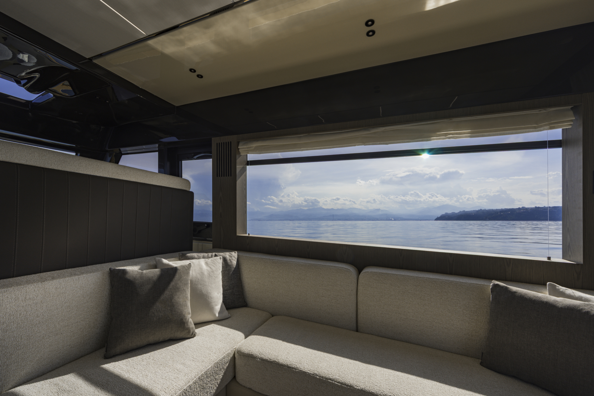 Invictus yachts Invictus ST550 met 2x 950 pk Volvo IPS direct leverbaar