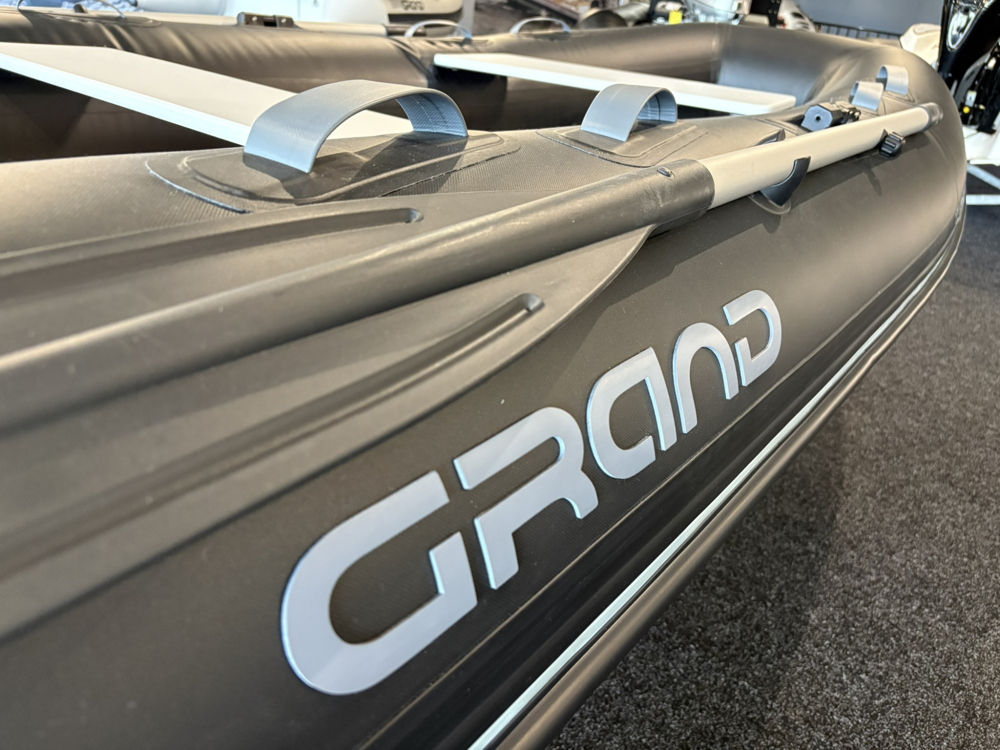 Grand Ribs Grand S330 grijs met Mercury 4 pk