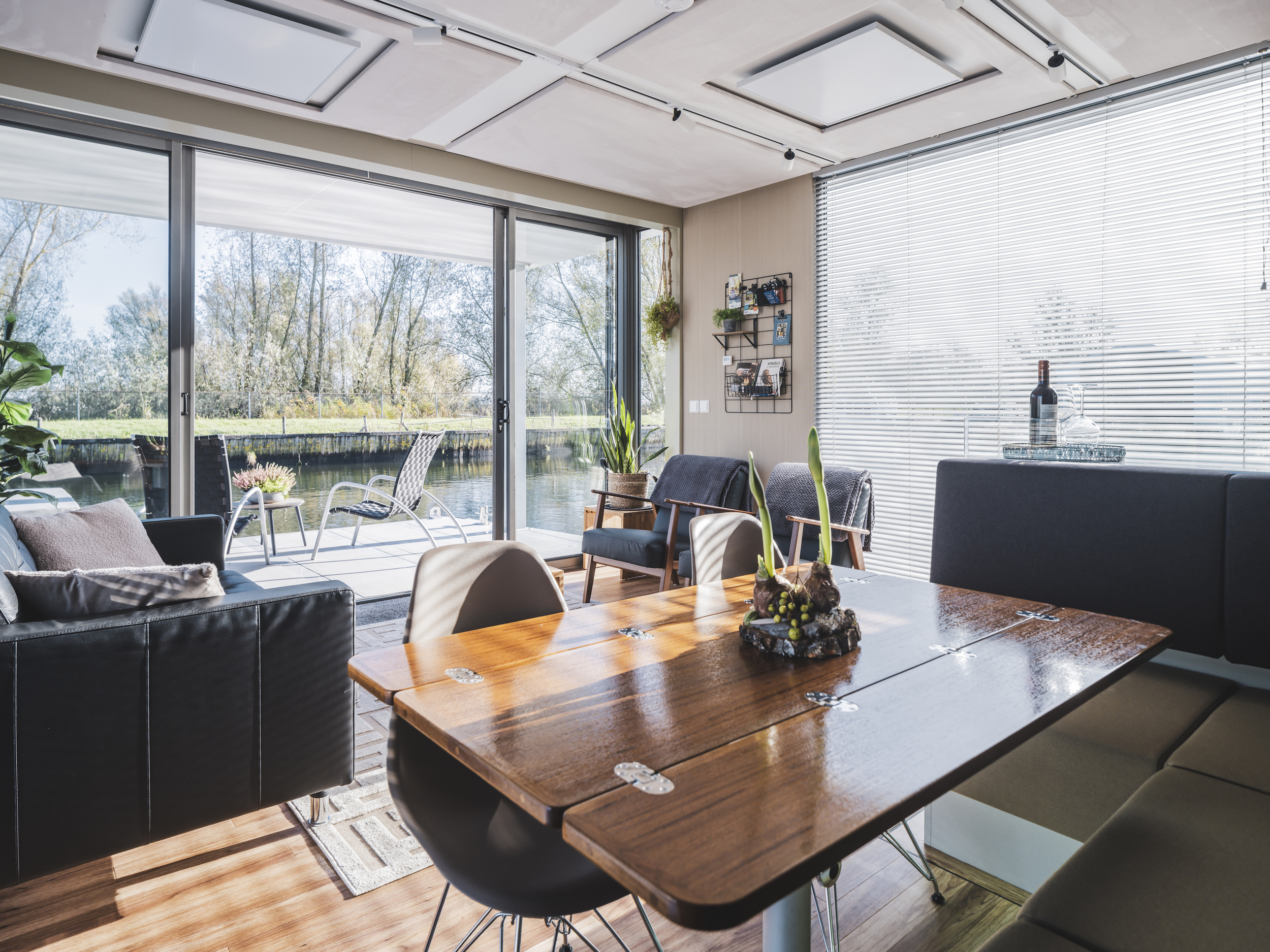 AquaHome Comfort Houseboat