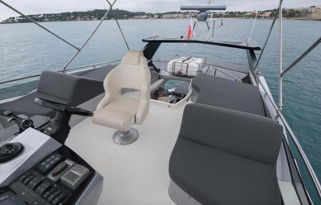 Galeon 700 Raptor Skydeck