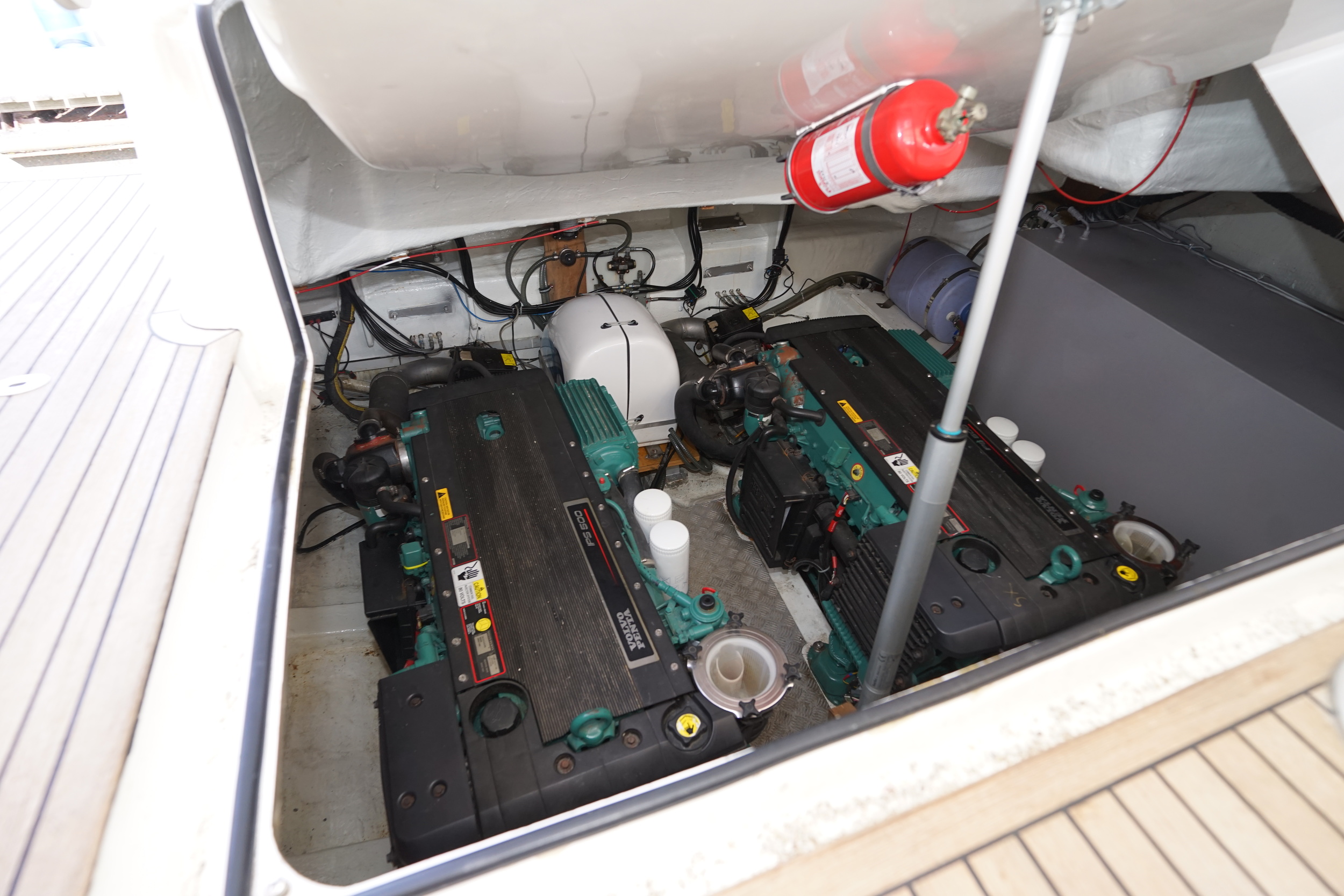 Bavaria 42 HT Sport IPS-500 - hydraulic platform