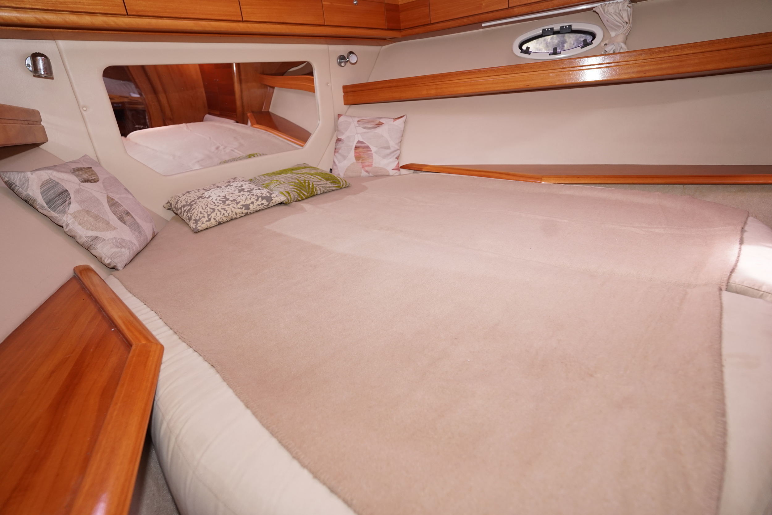 Bavaria 42 HT Sport IPS-500 - hydraulic platform