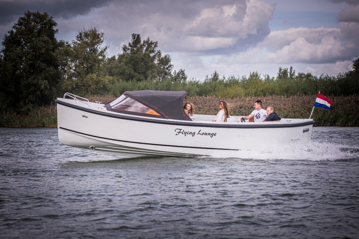 Maxima Boats 750 Flying Lounge