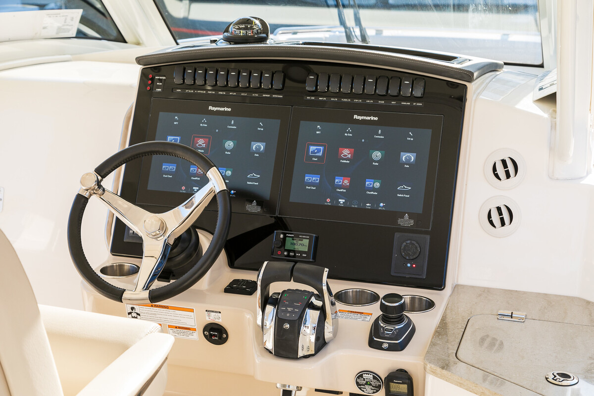 Boston Whaler 350 Realm