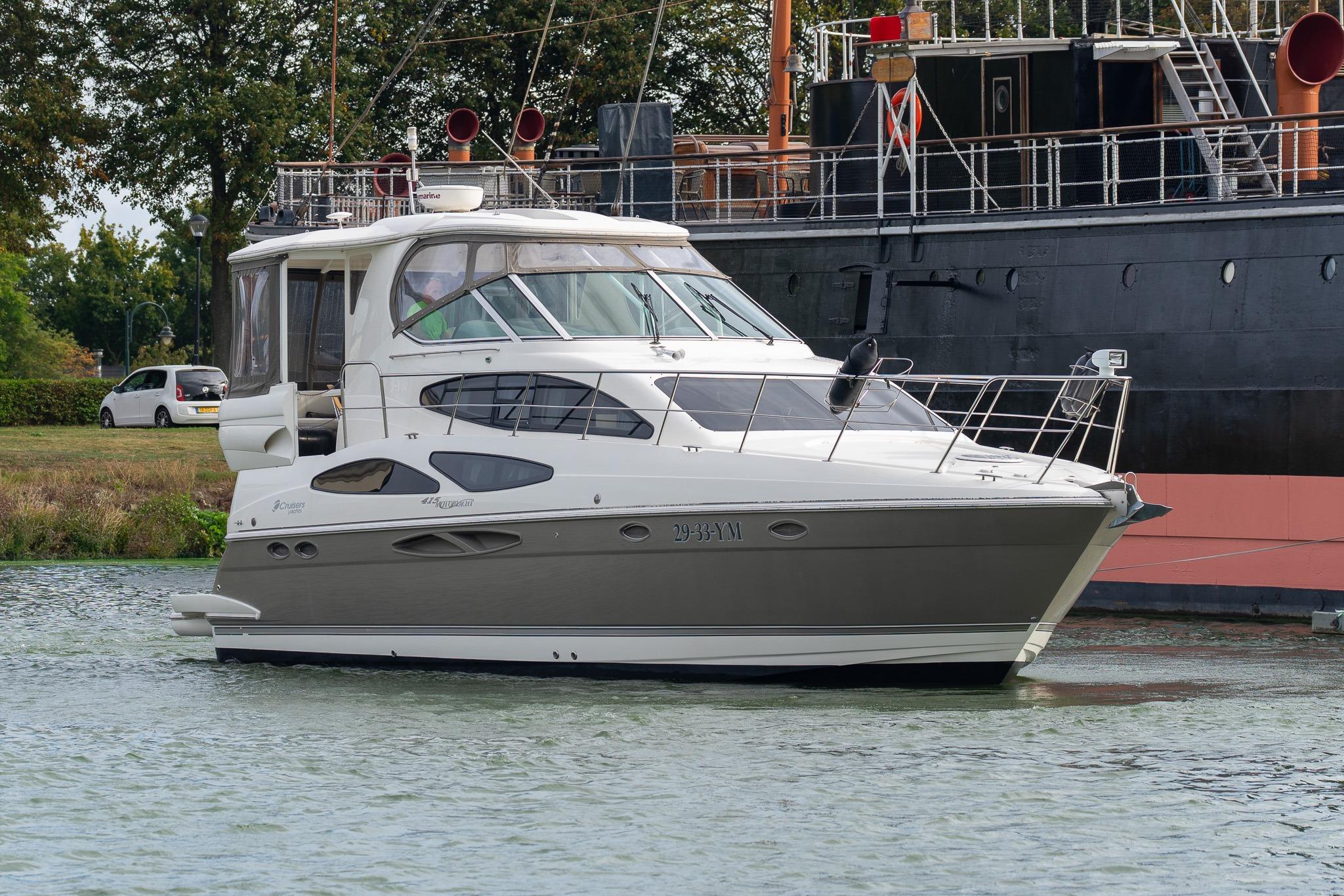 Cruisers Yachts 415 Express Motoryacht
