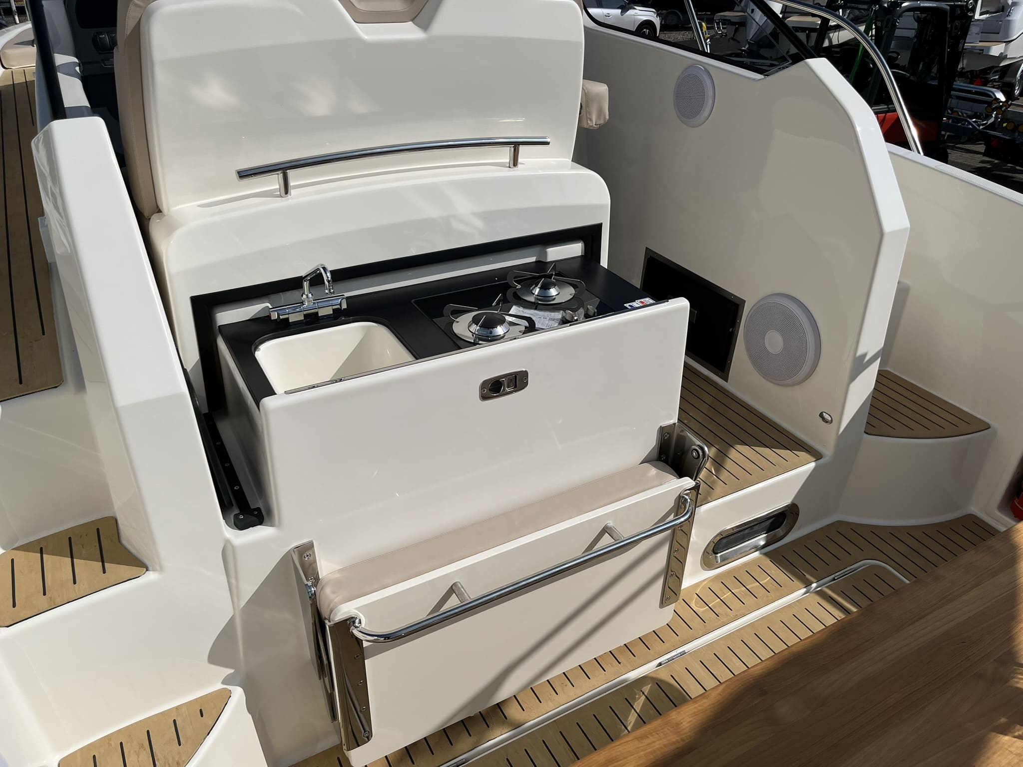Quicksilver 875 Sundeck