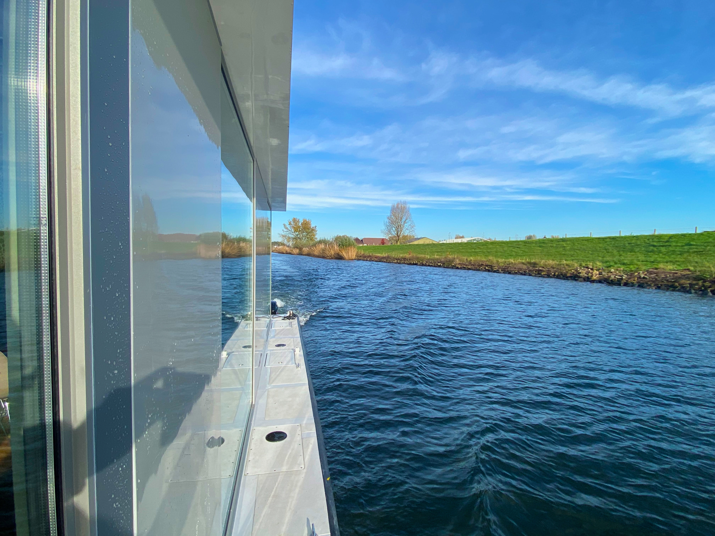 AquaHome Comfort Houseboat