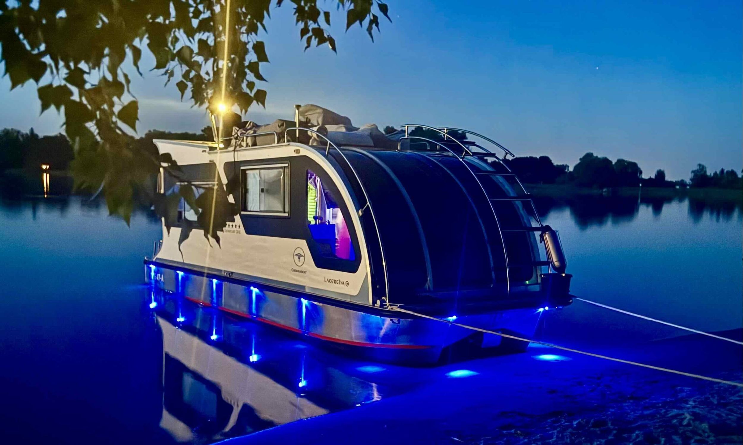 Caravanboat DepartureOne M