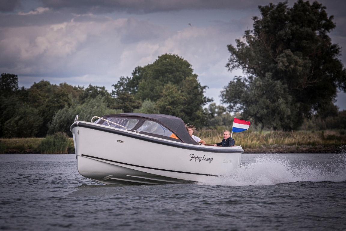 Maxima Boats 750 Flying Lounge