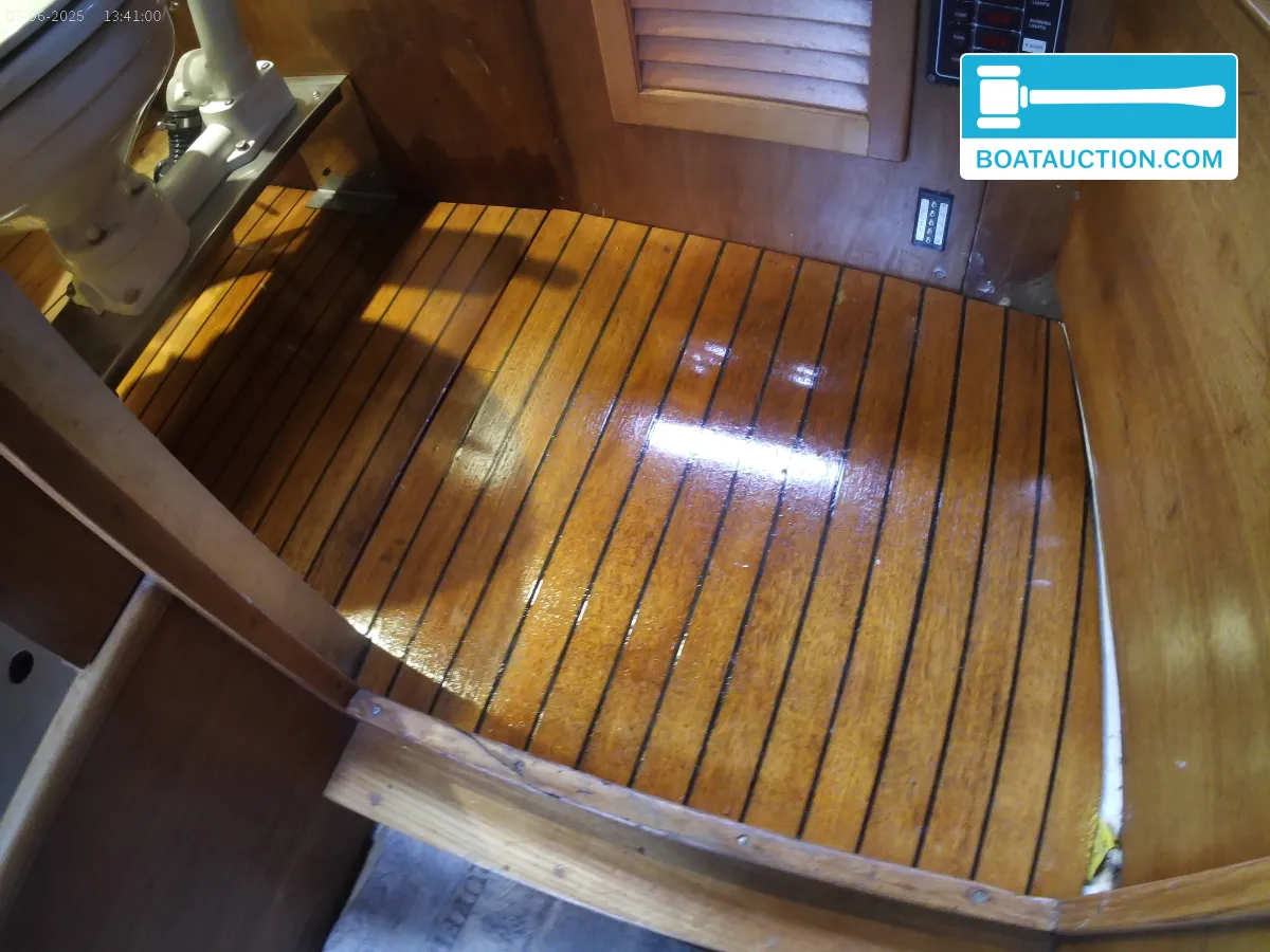 Helmsman 31