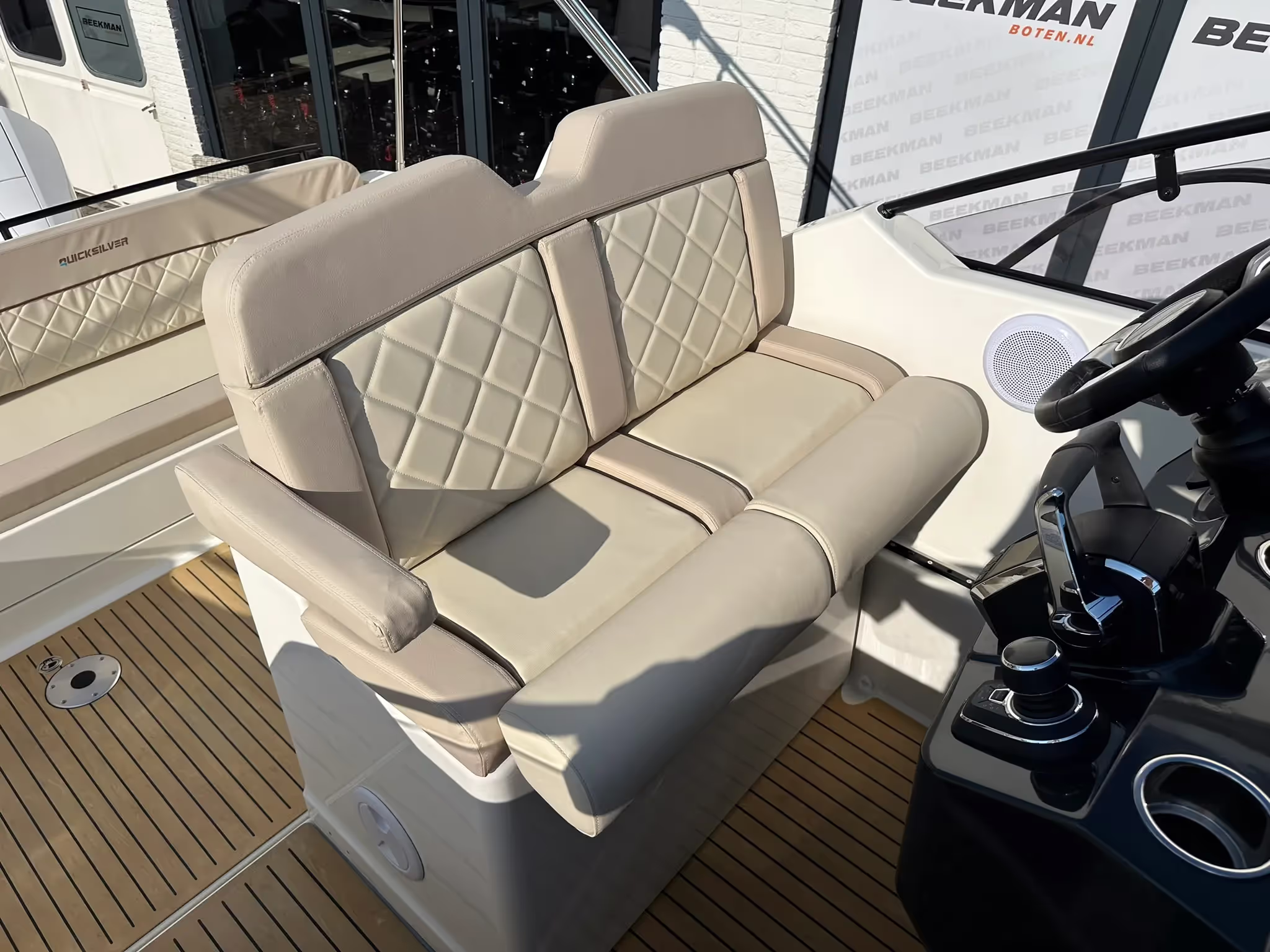 Quicksilver 875 Sundeck