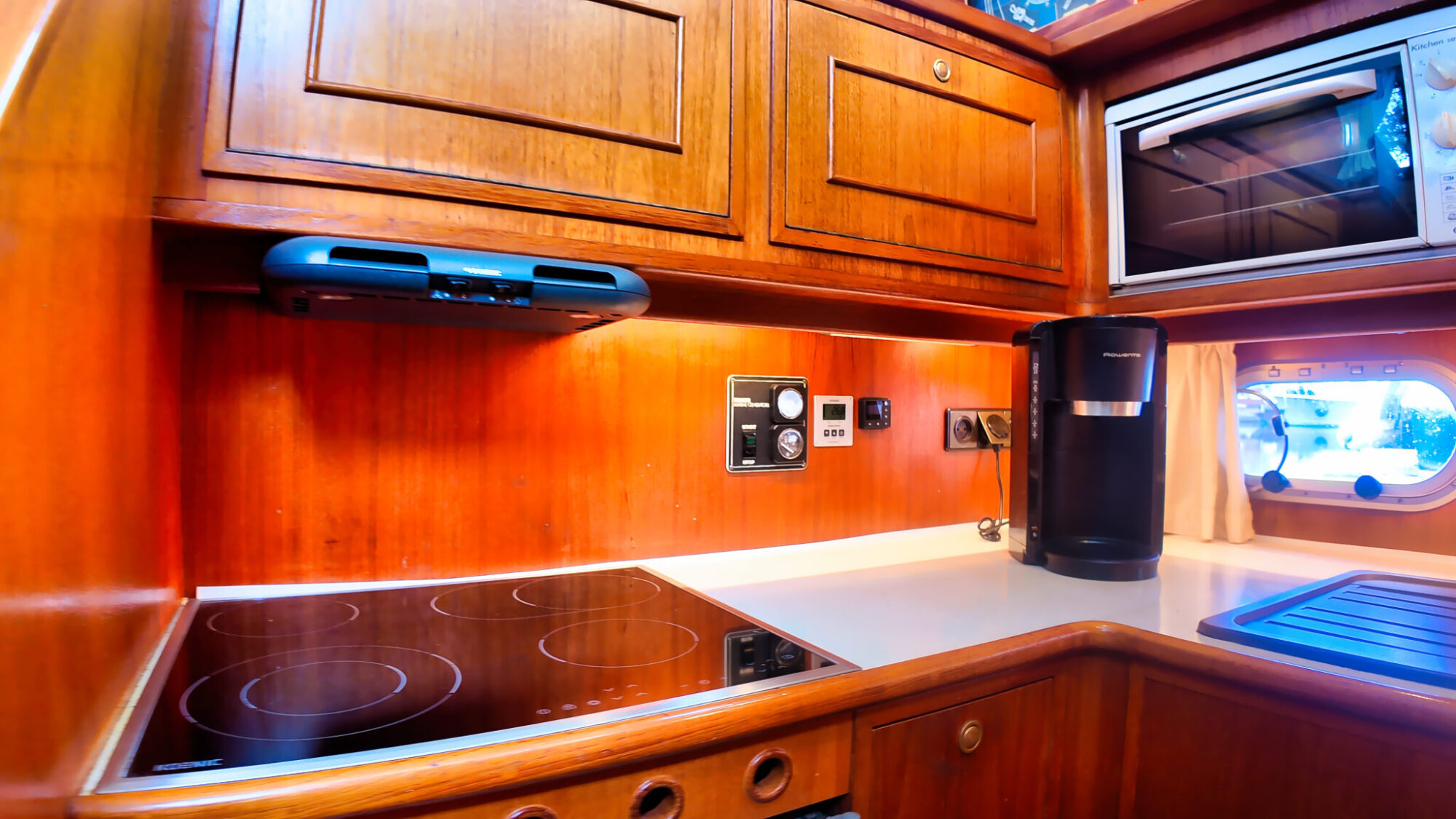 Neptunus 138 / 46 Flybridge Sedan