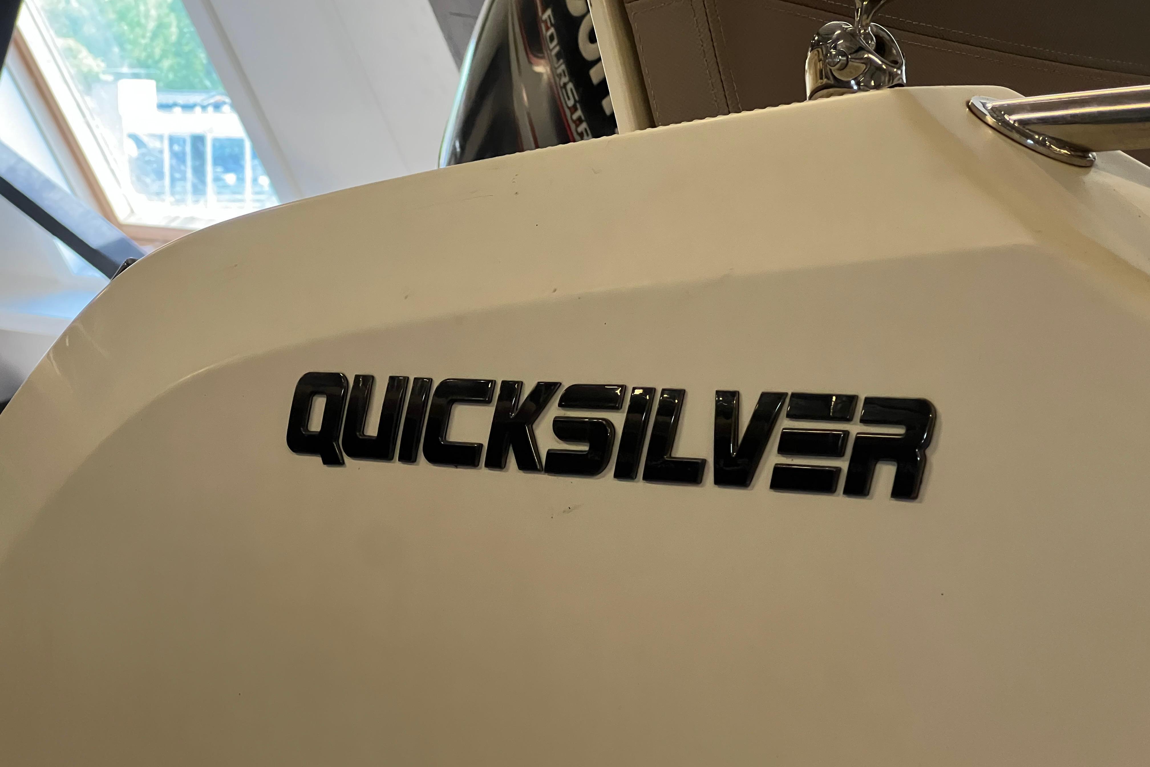 Quicksilver Activ 605 Sundeck