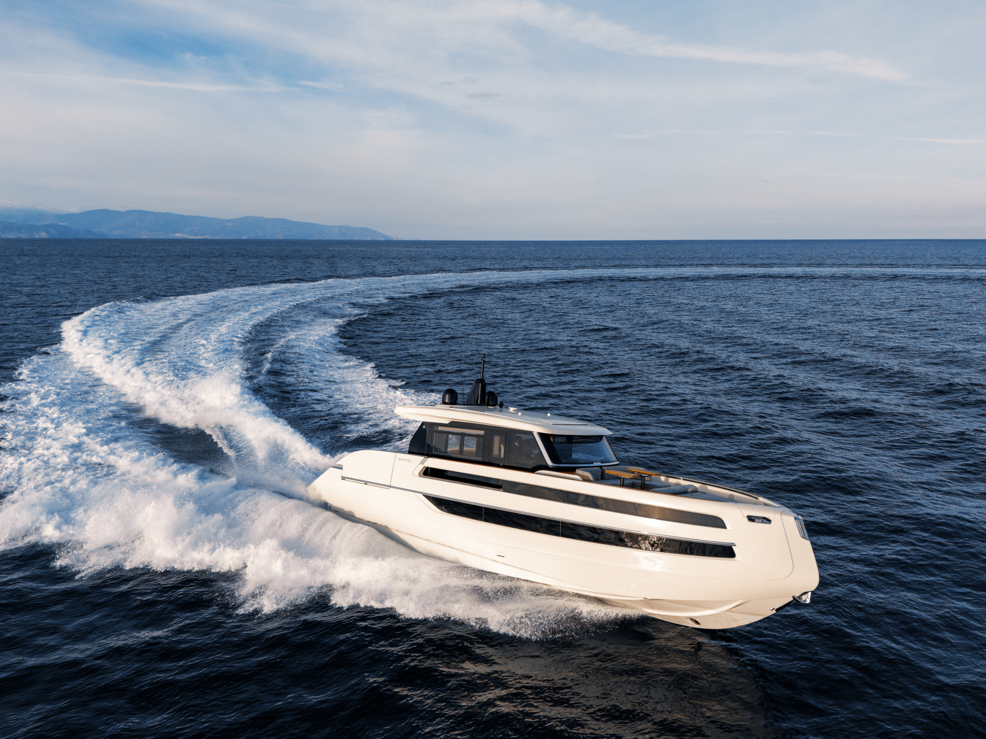 Invictus yachts Invictus ST550 met 2x 950 pk Volvo IPS direct leverbaar