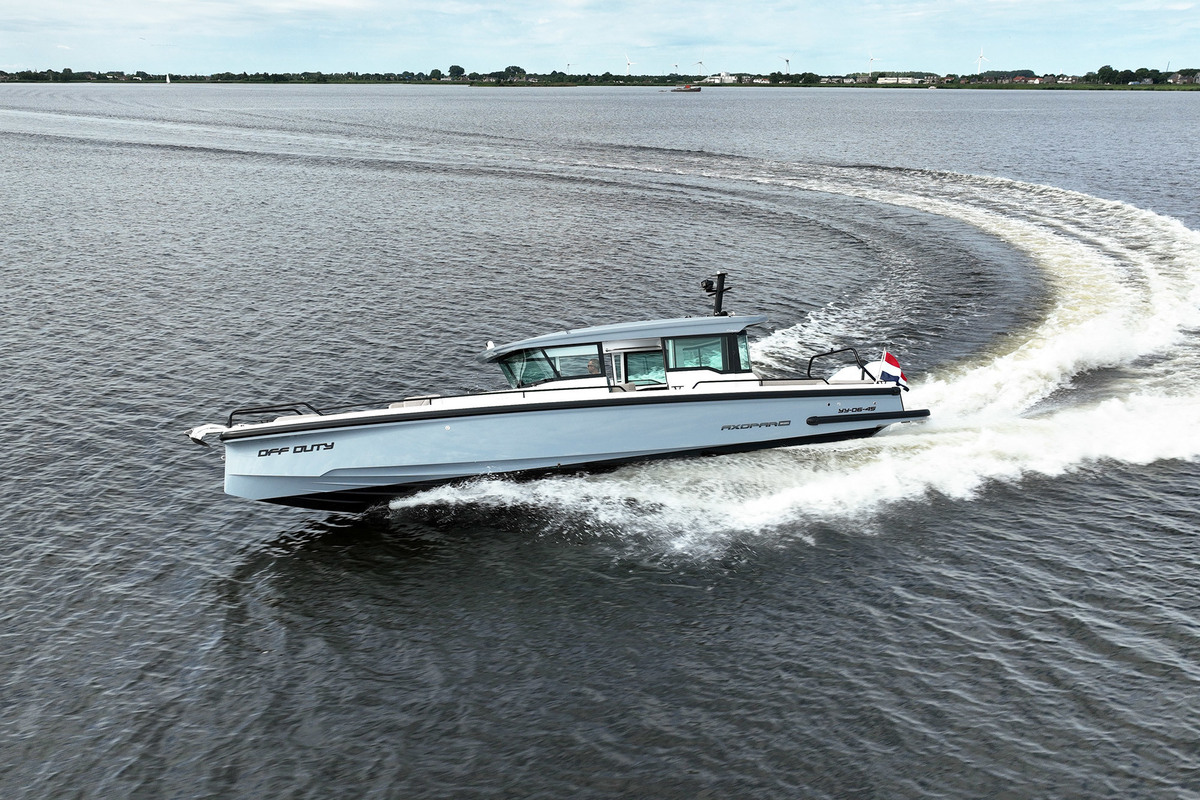 Axopar 37 XC Cross Cabin Mediterrana Edition