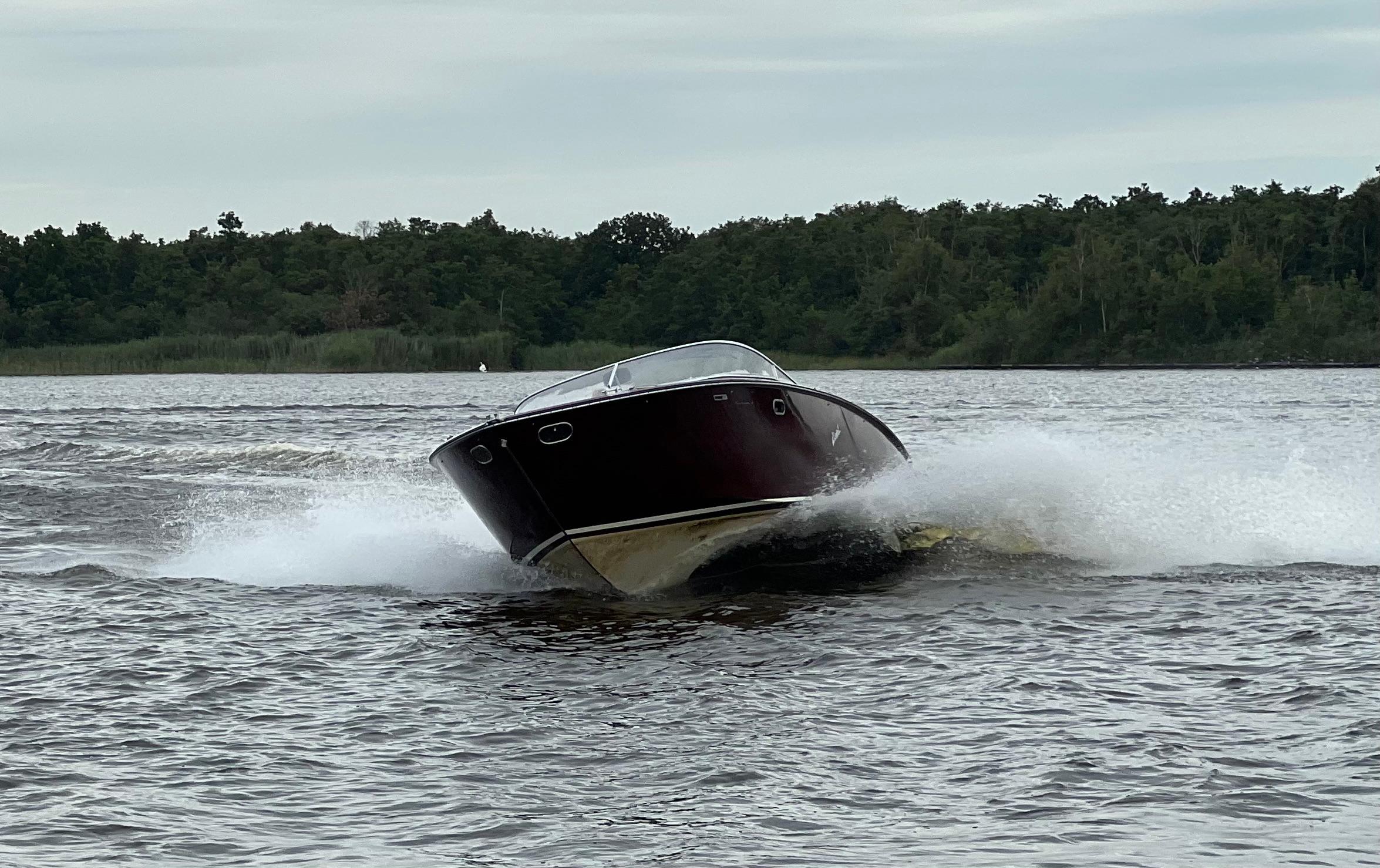 Boesch 850 Runabout Deluxe