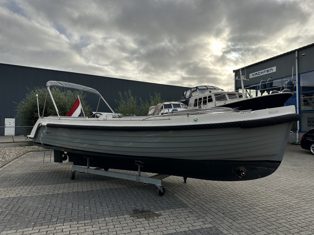 Interboat Intender 820