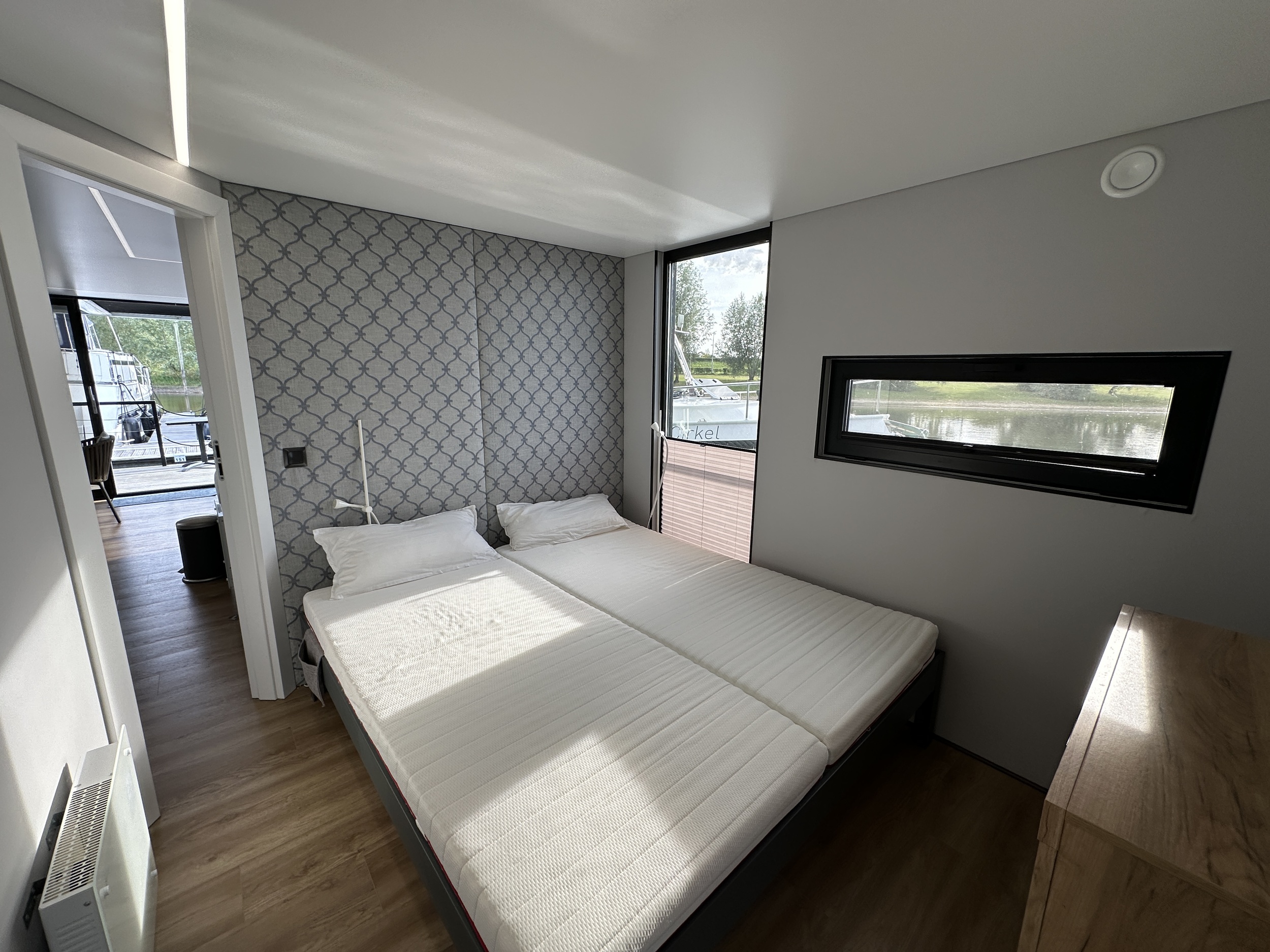 La Mare Houseboat Modern 12