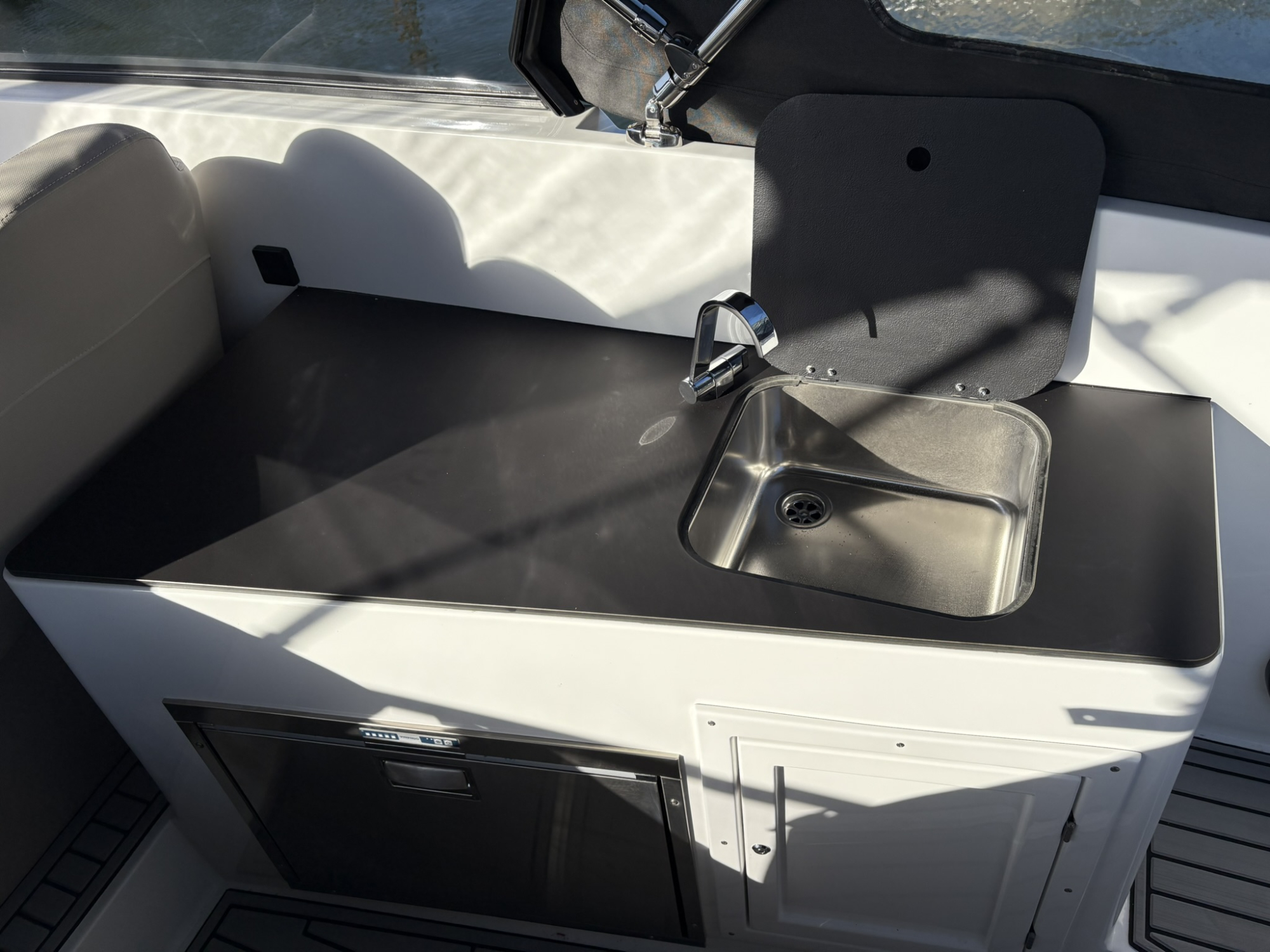 Maxima Boats 800 Cabin zwart - wit met Honda 250 pk op voorraad!