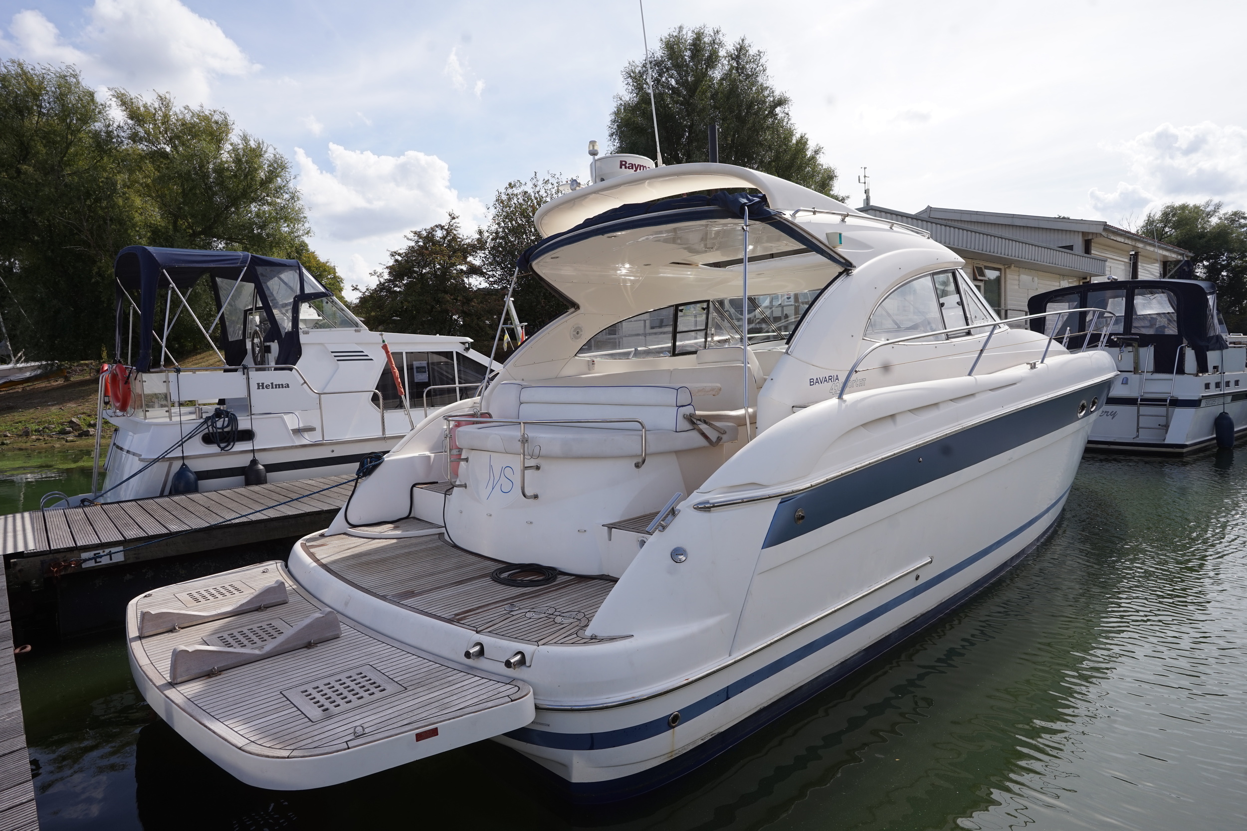Bavaria 42 HT Sport IPS-500 - hydraulic platform