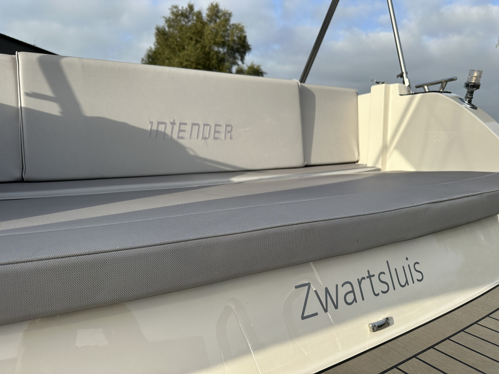 Interboat Intender 820