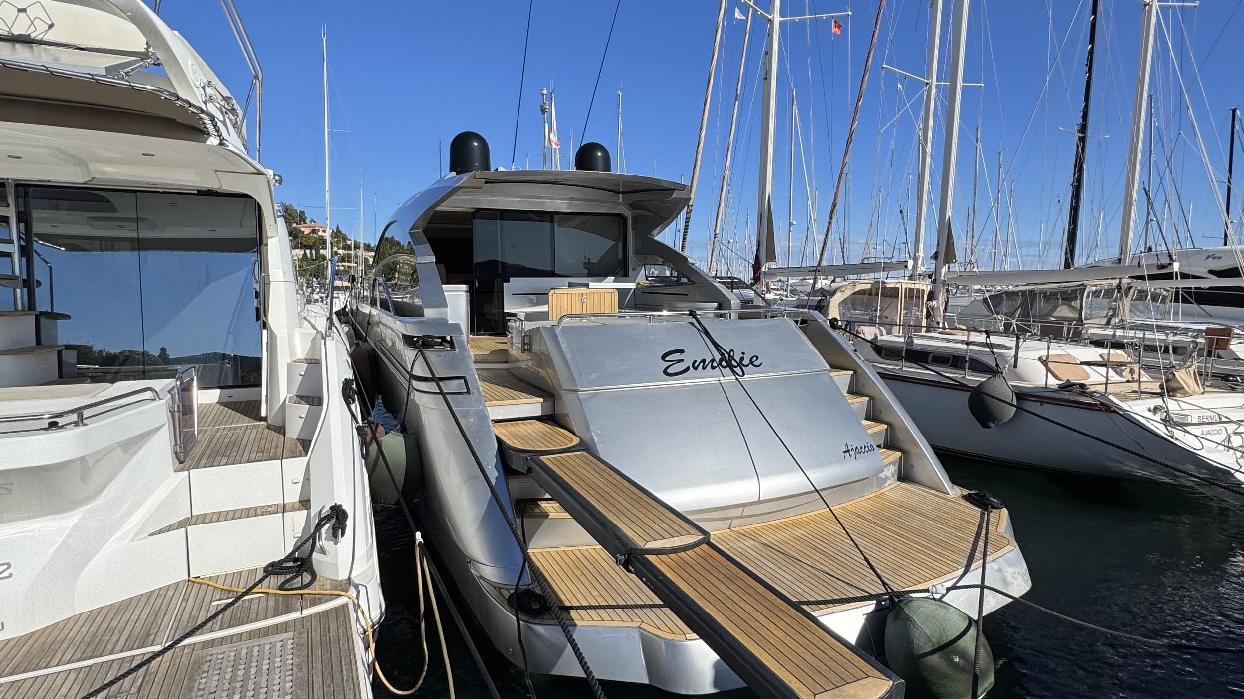 Pershing 64