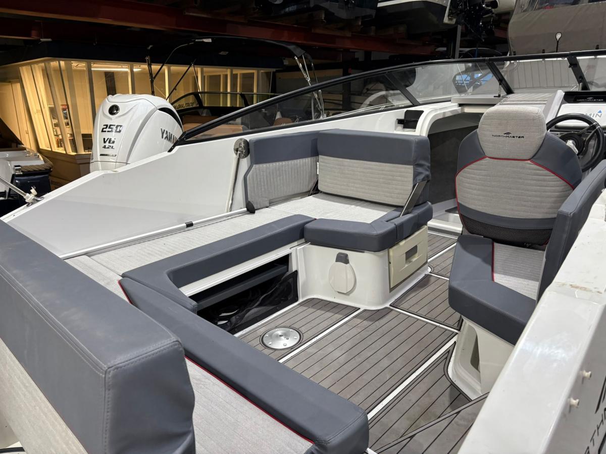NORTHMASTER 685 Cruiser Cabin