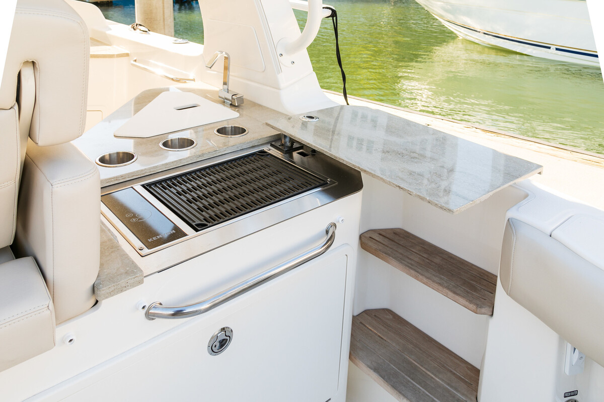 Boston Whaler 350 Realm