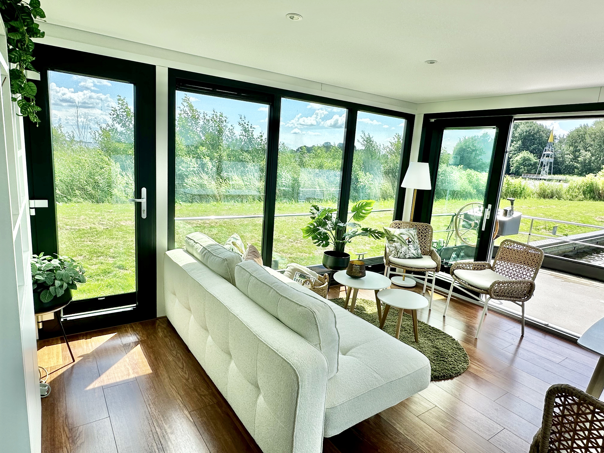 HOMESHIP Lotus Navigator 14 Houseboat