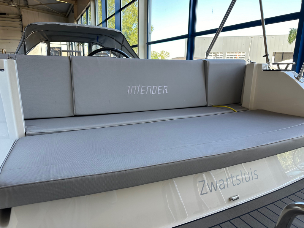 Interboat Intender 820