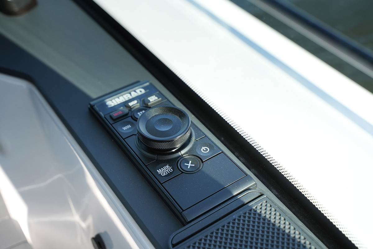 Axopar 37 XC Cross Cabin Mediterrana Edition