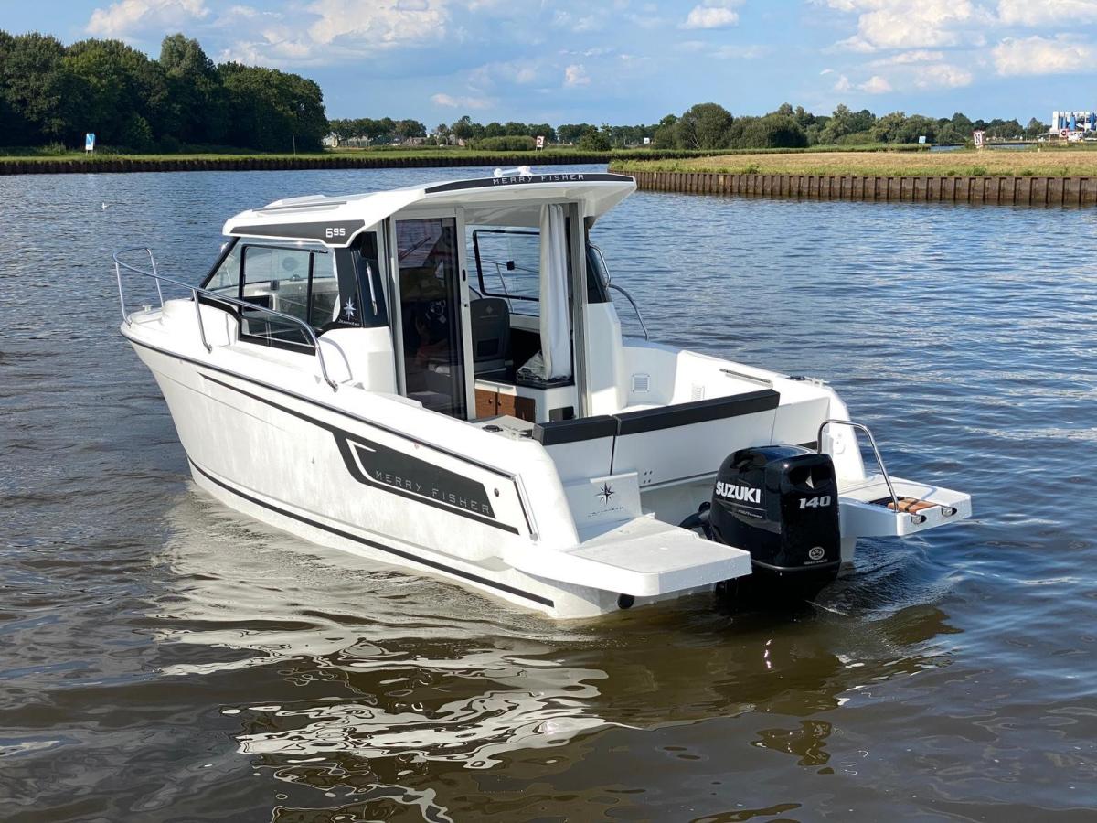 Jeanneau Merry Fisher 695 Serie 2. Deze prachtige boot is aanwezig op de Suzuki stand van hiswa te water 2026.