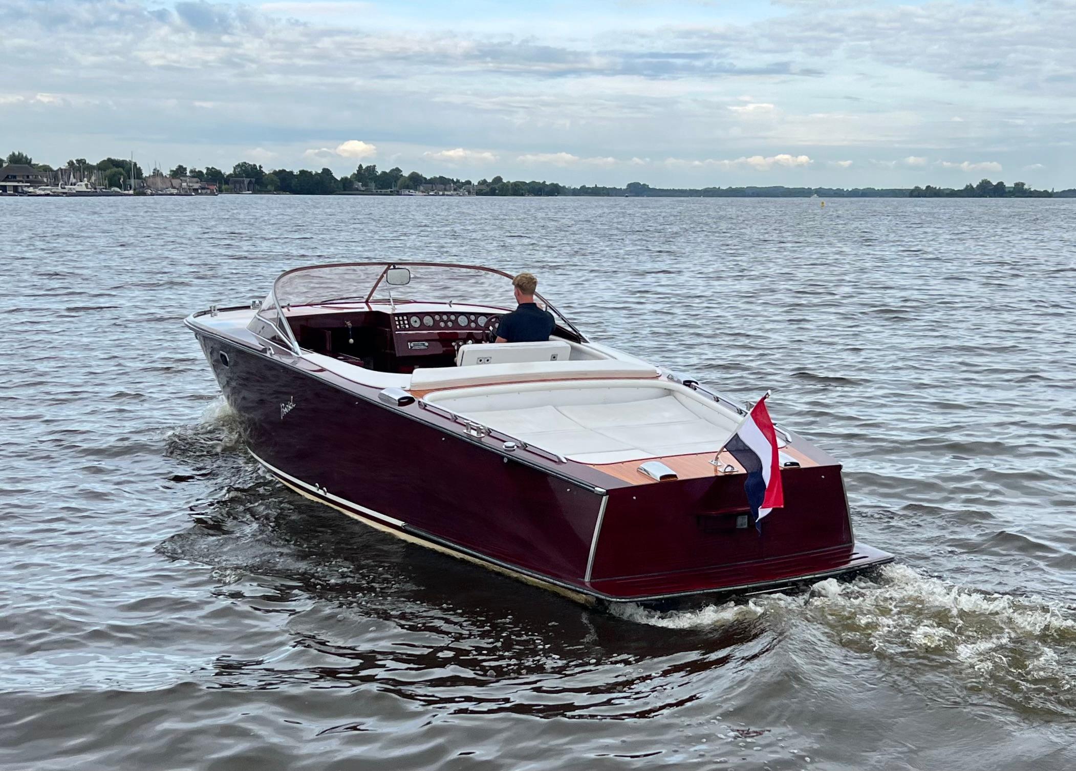 Boesch 850 Runabout Deluxe