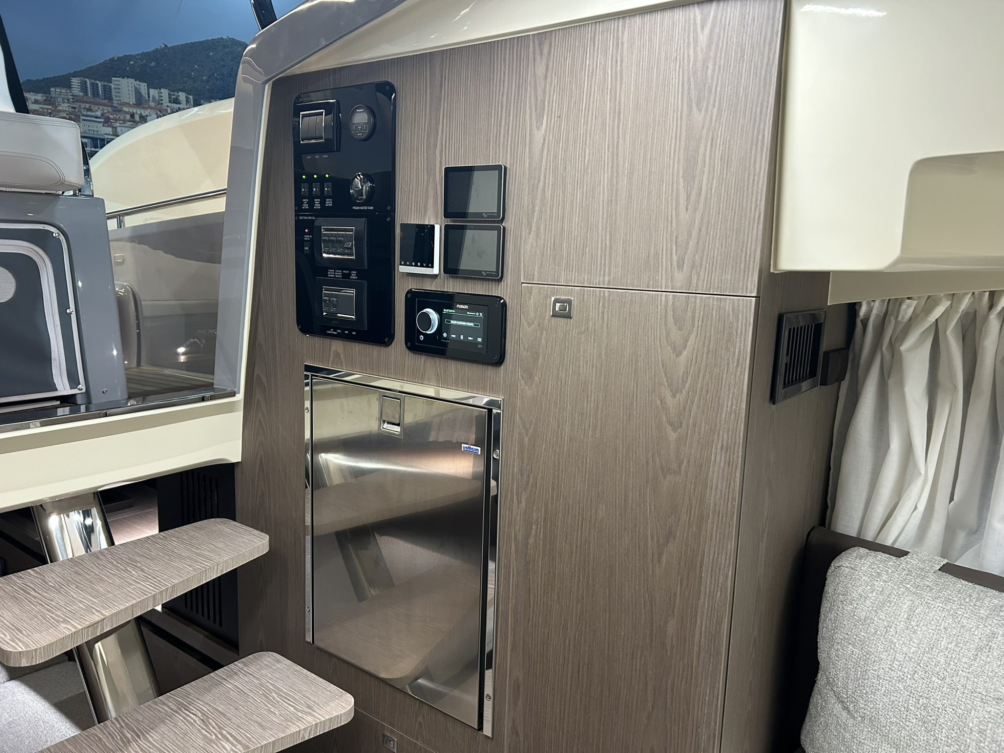 Invictus yachts Invictus 320 GT met 2 x Mercruiser 270 pk diesel van 2024!