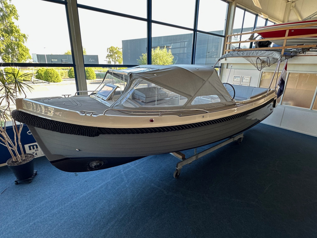 Interboat Intender 820