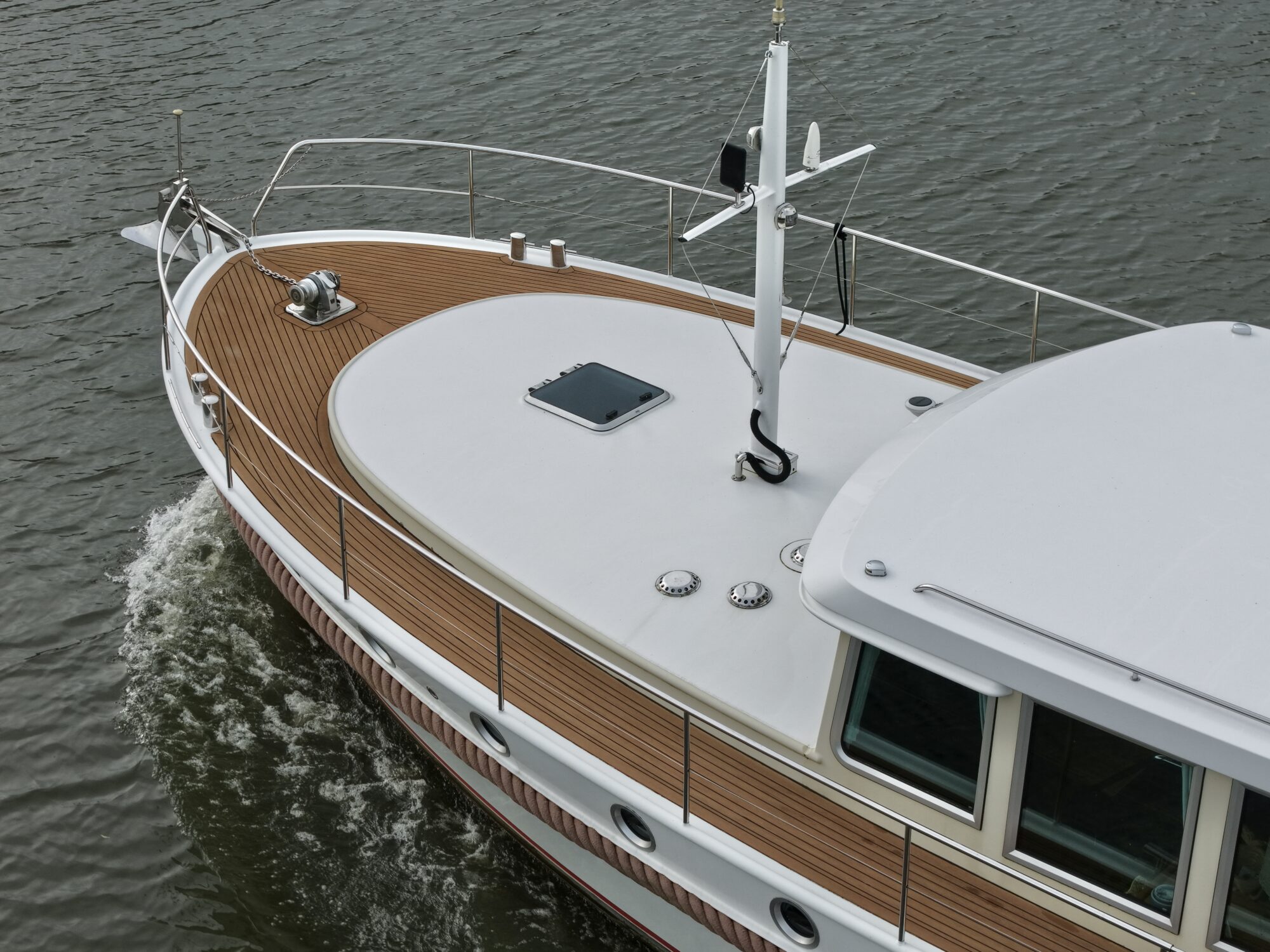 Serious Yachts Gently Low Bridge 45 Sedan