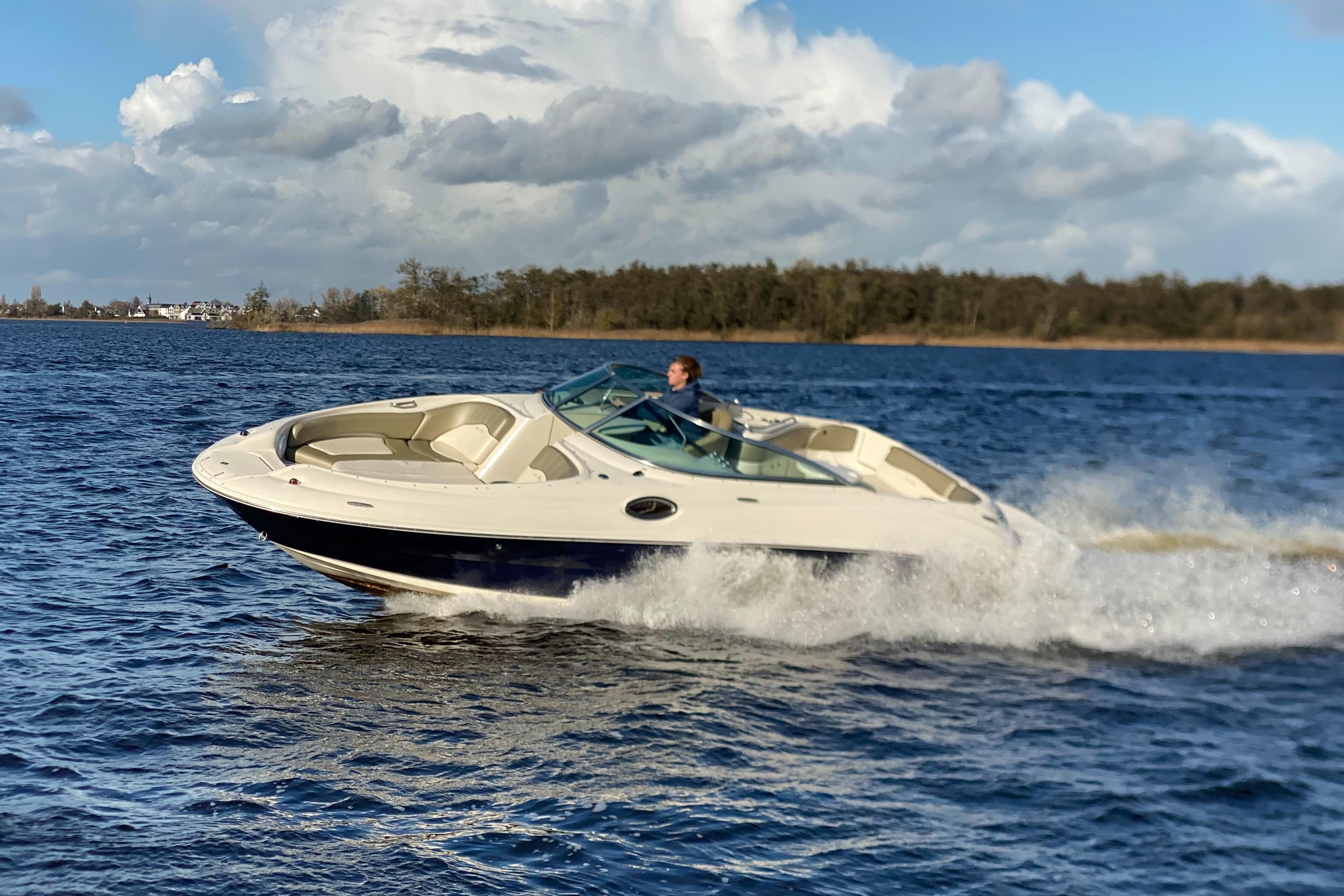 Sea Ray 240 Sundeck hoofdfoto: 1