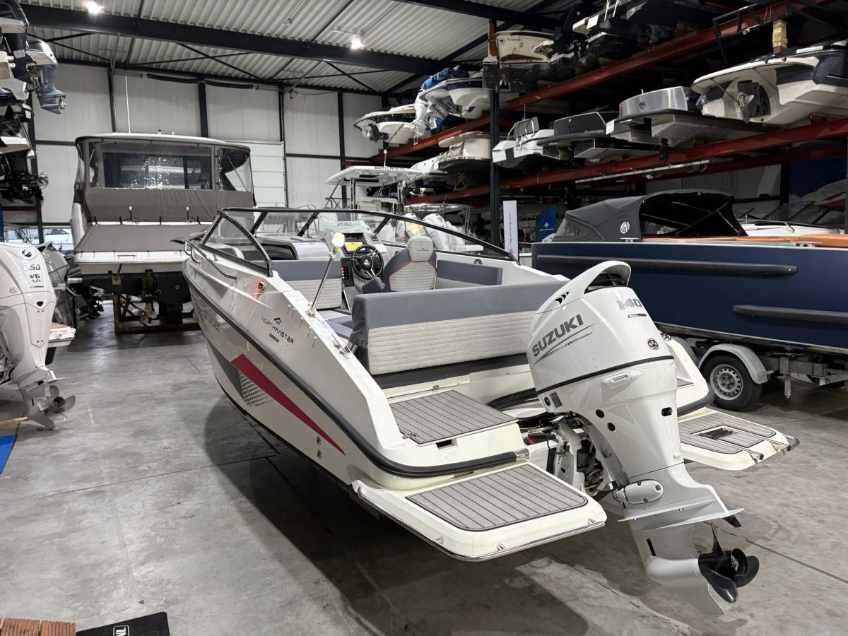 NORTHMASTER 685 Cruiser Cabin