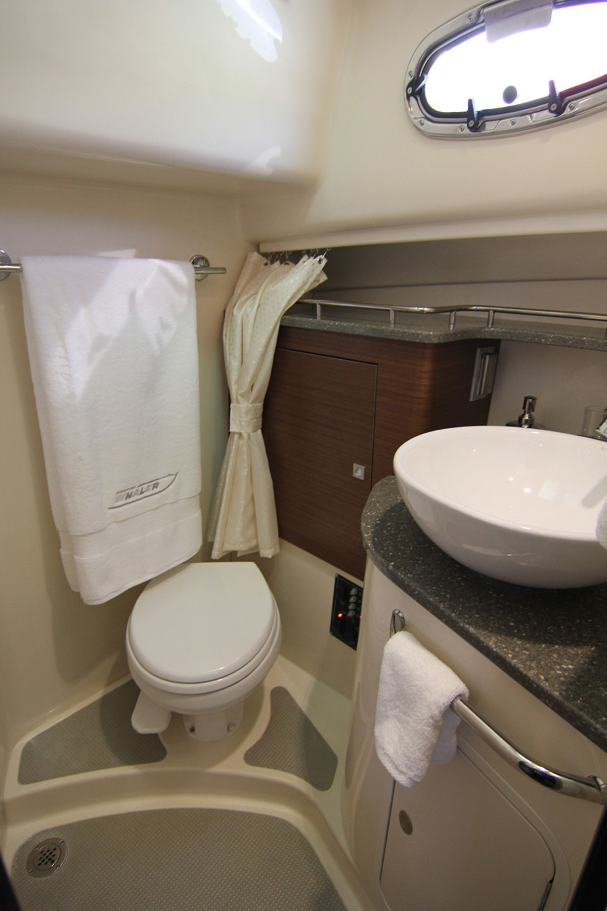 Boston Whaler 345 Conquest